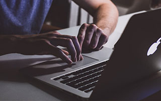 英雄联盟全球总决赛官网-赢球排面超足，赛后常州市委书记、市长为常州队将士送花祝贺