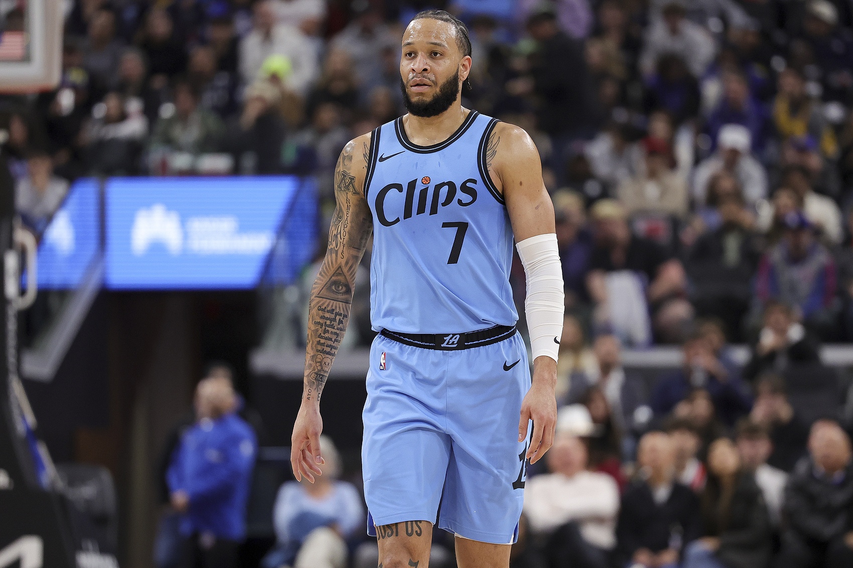 观看入口-科菲屡遭快船球迷质疑却总能在重要时刻证明价值