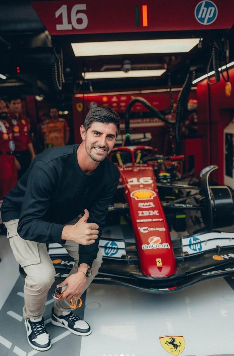 库尔图瓦观看F1荷兰大奖赛期间，现身法拉利P房并与乐扣同框