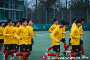 LOL总决赛直播-U16国少在狼堡俱乐部进行逐梦德甲首次训练 观看狼堡vs海登海姆